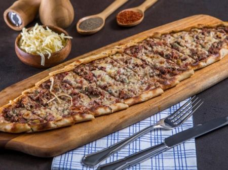 Kıymalı Kaşarlı Pide